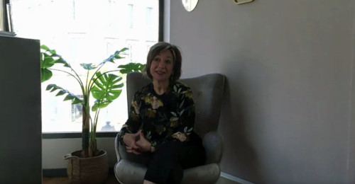 Figure de style avec Sandrine Castets, Hôtesse d'accueil sur notre agence de Tarbes Foch